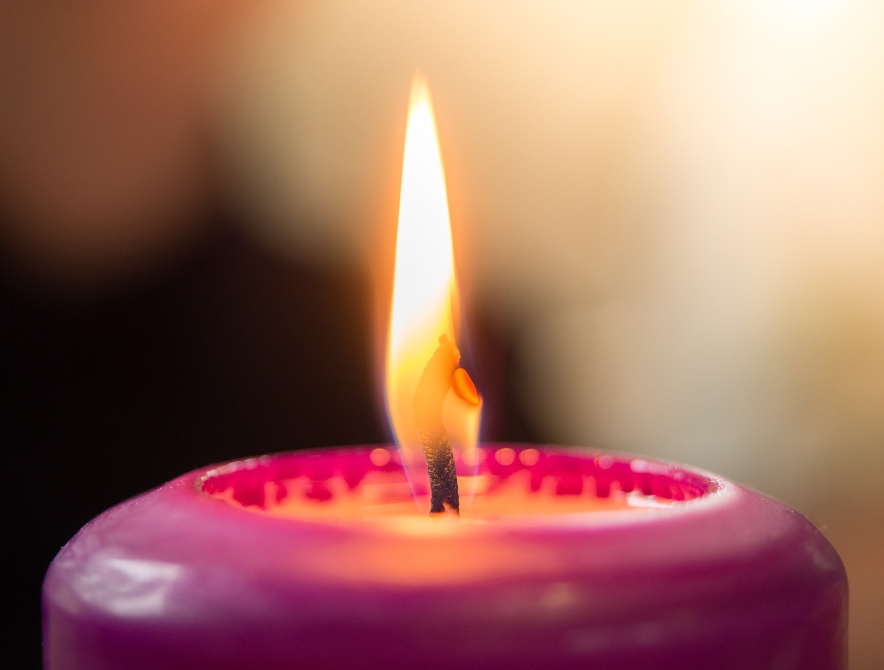 Dip Dye Candles: Farbenfrohe Kerzen mit besonderem Touch