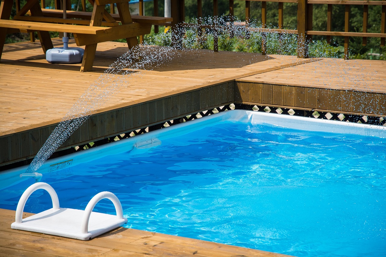 Schwimmspa Pool im eigenen Garten