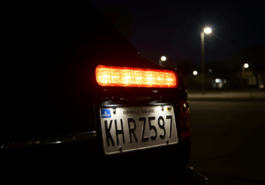 Licht ins Dunkel bringen: Die Kunst der perfekten Kennzeichenbeleuchtung